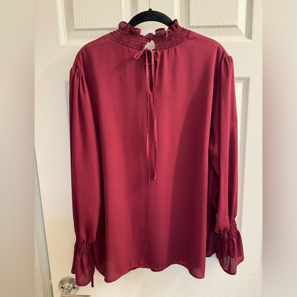 Vince Camuto shirred neck, split/tie shirred sleeves top - Picture 6 of 6